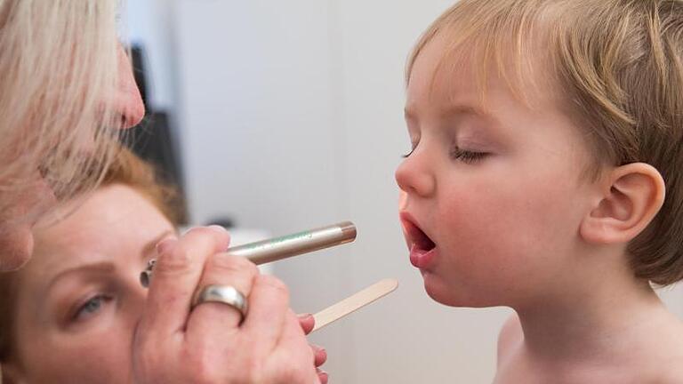 Ein Blick in den Mund reicht Kinderärztinnen und Kinderärzten oft schon, um Scharlach zu erkennen. Foto: Christin Klose/dpa-tmn - Kinderarzt-Besuch: Ein Blick in den Mund reicht Experten oft schon, um Scharlach zu erkennen. Alles zu Symptomen, Ansteckung, Impfung und Inkubationszeit. Ein Blick in den Mund reicht Kinderärztinnen und Kinderärzten oft schon, um Scharlach zu erkennen. Foto: Christin Klose/dpa-tmn - Kinderarzt-Besuch: Ein Blick in den Mund reicht Experten oft schon, um Scharlach zu erkennen. Alles zu Symptomen, Ansteckung, Impfung und Inkubationszeit.