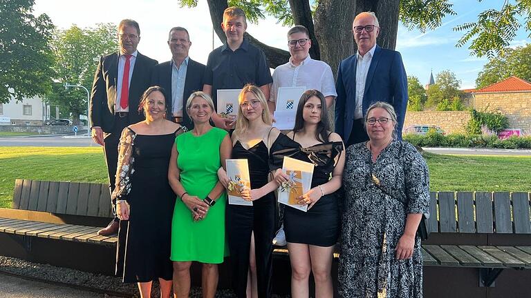 Das Foto zeigt die Jahrgangsbesten im Mittlere-Reife-Zug der Mittelschule Bad Neustadt mit Lehrern, Elternbeiratsvertreterin, Mitarbeiter der Sparkasse und stellvertretendem Bürgermeister. Das Foto zeigt die Jahrgangsbesten im Mittlere-Reife-Zug der Mittelschule Bad Neustadt mit Lehrern, Elternbeiratsvertreterin, Mitarbeiter der Sparkasse und stellvertretendem Bürgermeister.