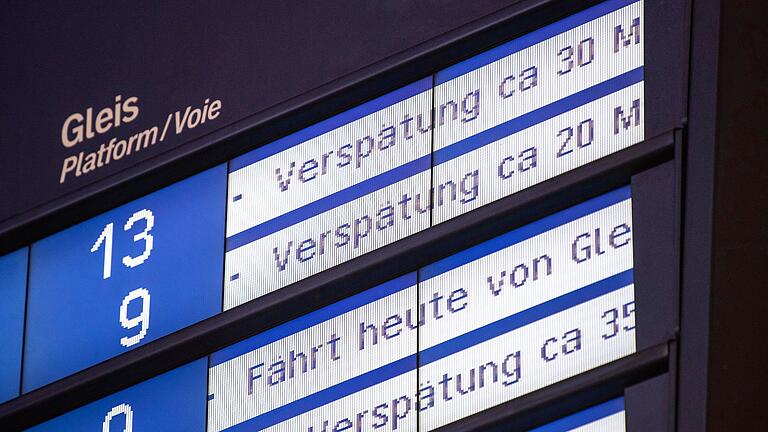 Verpätungen bei der Bahn       -  Zu Beginn der Fußball-Europameisterschaft war fast jeder zweite Fernzug der Deutschen Bahn verspätet. (Archivbild)