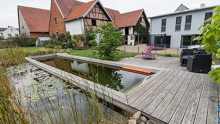 Die Nebengebäude des zurückgebauten Dreiseithofes werden als Abstellfläche genutzt. Das neue Wohnhaus ist mit reichlich Komfort ausgestattet und die grüne Oase mit Naturteich und Schwimmbahn als Mittelpunkt bietet viele Platz für den Urlaub direkt vor der Haustür. Die Nebengebäude des zurückgebauten Dreiseithofes werden als Abstellfläche genutzt. Das neue Wohnhaus ist mit reichlich Komfort ausgestattet und die grüne Oase mit Naturteich und Schwimmbahn als Mittelpunkt bietet viele Platz für den Urlaub direkt vor der Haustür.