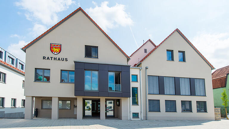 Das Rathaus Werneck präsentiert sich nach der Sanierung mit zeitgemäßer, ruhiger Fassade. Das Rathaus Werneck präsentiert sich nach der Sanierung mit zeitgemäßer, ruhiger Fassade.