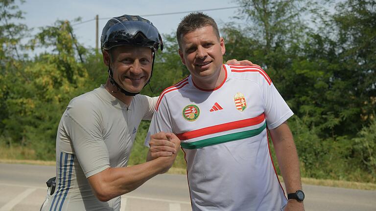 Eleks Bürgermeister György Szelezsán (rechts) hieß seinen Gerolzhöfer Amtskollegen Thorsten Wozniak im Trikot der ungarischen Nationalmannschaft willkommen. Eleks Bürgermeister György Szelezsán (rechts) hieß seinen Gerolzhöfer Amtskollegen Thorsten Wozniak im Trikot der ungarischen Nationalmannschaft willkommen.