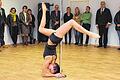 Technik, Kraft und Ästhetik: Der Pole Dance hat sein Rotlicht-Image abgelegt, will als Sportart nun gar olympisch werden. Im an diesem Freitag in der Jahnstraße öffnenden Fitness-Box-Camp wird es neben vielem anderem auch Pole-Dance-Kurse geben. Das Bild entstand beim Vorab-Rundgang mit Betreiber Sven Amend (links) und Immobilienbesitzer Wilhelm Ciufrida (Zweiter von rechts). Die Besucher bestaunen die Vorführung von Anna Herold.