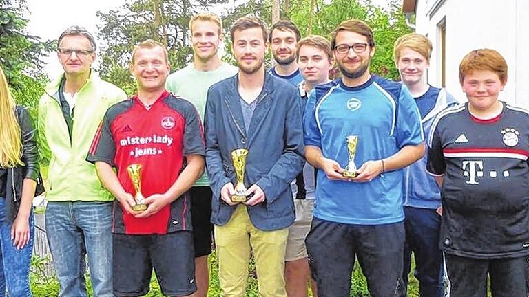 Kicker hatten Spaß beim Turnier: Lothar Zuleger (Dritter von links) hatte das Dorf-Fußballturnier wiederbelebt, die Schützen spendeten drei Pokale für die Sieger.