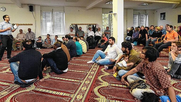 Auch um das sensible Thema „Terror und Gewalt“ ging es bei der Veranstaltung in der Islamischen Gemeinschaft in der Barbarastraße.Foto: T. Obermeier Auch um das sensible Thema „Terror und Gewalt“ ging es bei der Veranstaltung in der Islamischen Gemeinschaft in der Barbarastraße.Foto: T. Obermeier