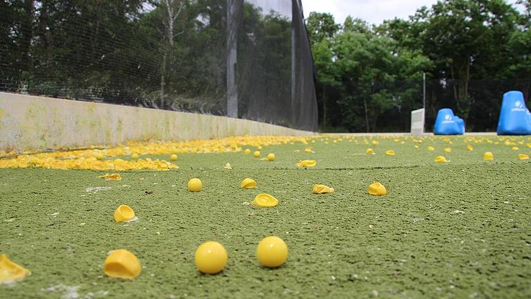 Am Spielfeldrand liegen die gelben Farbkügelchen, die sogenannte &bdquo;Paint&ldquo;. Bei Regen platzt die Gelatinehülle auf und die Kugeln werden biologisch komplett abgebaut &ndash; kein Müll bleibt zurück.