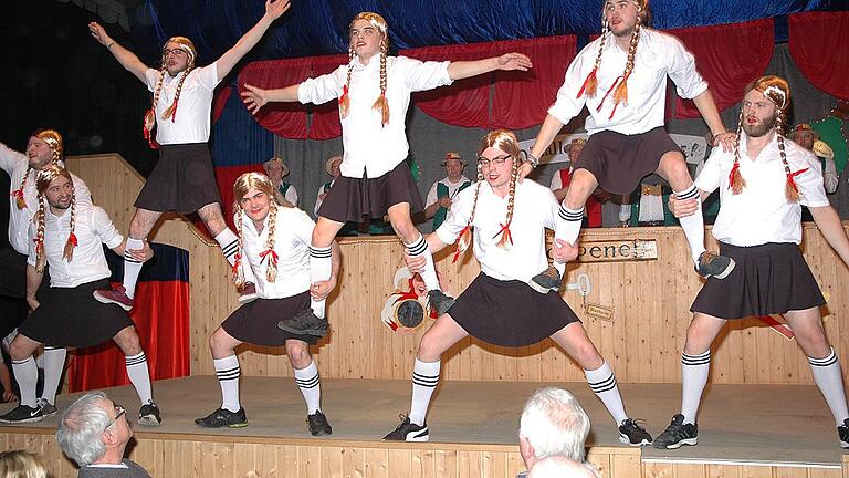 Flotte Musik und akrobatische Einlagen: das Konzept des Männerballetts traf beim Publikum der Schoppenelf ins Schwarze.