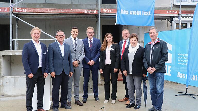 Freuen sich über das Richtfest des innerörtlichen Wohnbauprojektes mit 30 Wohneinheiten im Altort von Kürnach: Christian Rabenstein (Projektleiter Firma Glöckle), Klaus Glöckle, Ozan Karakoyunlu und Otto Schreck (Sparkasse Mainfranken), Carolin Glöckle, Bürgermeister Thomas Eberth mit seinen Stellvertretern Sieglinde Bayerl und Edgar Kamm. Freuen sich über das Richtfest des innerörtlichen Wohnbauprojektes mit 30 Wohneinheiten im Altort von Kürnach: Christian Rabenstein (Projektleiter Firma Glöckle), Klaus Glöckle, Ozan Karakoyunlu und Otto Schreck (Sparkasse Mainfranken), Carolin Glöckle, Bürgermeister Thomas Eberth mit seinen Stellvertretern Sieglinde Bayerl und Edgar Kamm.