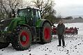 Landwirt Thomas Baer vom Dörfleshof nutzt die leichten Fröste um seine Felder mit dem Grubber zu bearbeiten. Fürs neue Jahr wünscht er sich vor allem, dass wieder mehr Normalität beim Wetter, den Agrarmärkten und in der Gesellschaft einkehrt.
