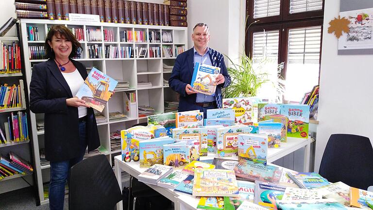 Strahlende Gesichter in Volkachs Stadtbibliothek: Marie-Luise Beuerlein übergab eine Bücherspende im Wert von über 800 Euro an Volkachs Bürgermeister Heiko Bäuerlein.