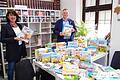 Strahlende Gesichter in Volkachs Stadtbibliothek: Marie-Luise Beuerlein übergab eine Bücherspende im Wert von über 800 Euro an Volkachs Bürgermeister Heiko Bäuerlein.