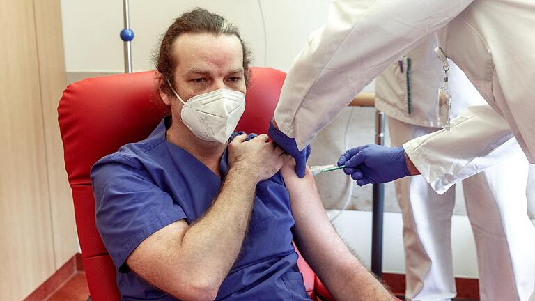 Ein Hamburger Intensivpfleger lässt sich als einer der ersten gegen das Coronavirus impfen (Archivbild). Weiterhin ist ein geringer Teil des Pflegepersonals in Deutschland nicht geimpft. Ein Hamburger Intensivpfleger lässt sich als einer der ersten gegen das Coronavirus impfen (Archivbild). Weiterhin ist ein geringer Teil des Pflegepersonals in Deutschland nicht geimpft.
