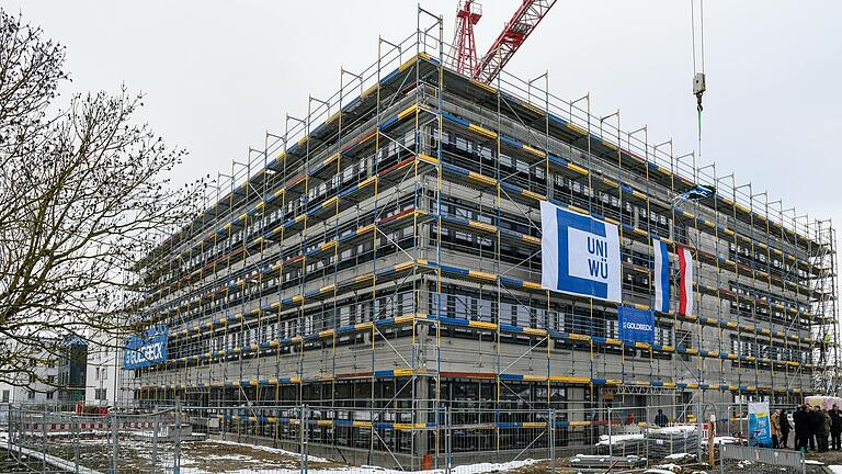 Für den Neubau des KI-Zentrums an der Universität Würzburg wurde ein Altbau der früheren US-Kaserne Leighton Barracks abgerissen. Fertig gestellt werden nun Ost- und Südflügel,&nbsp;eine Erweiterung ist möglich.