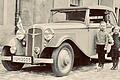 Hermann Seidel und seine Schwester Elsa 1934 hinter der Augenklinik neben dem Auto von Klinikdirektor Franz Schieck