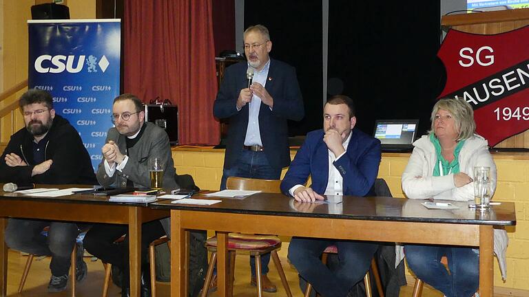 Über die Zukunft der Kindergärten in der Großgemeinde Schonungen diskutierten Vertreter der Kirche und der politischen Gemeinde mit der Leitung und dem Trägerverein der Kita Hausen. Auf dem Podium (von links): Robert Hergesell (Trägerverein), Pfarrer Kai Söder, Moderator Georg Brückner, Bürgermeister Stefan Rottmann und Claudia Hegmann, Leiterin der KiTa Hausen. Über die Zukunft der Kindergärten in der Großgemeinde Schonungen diskutierten Vertreter der Kirche und der politischen Gemeinde mit der Leitung und dem Trägerverein der Kita Hausen. Auf dem Podium (von links): Robert Hergesell (Trägerverein), Pfarrer Kai Söder, Moderator Georg Brückner, Bürgermeister Stefan Rottmann und Claudia Hegmann, Leiterin der KiTa Hausen.
