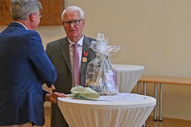 Schwer fiel Martin Koch (rechts) der Abschied als Außenstellenleiter des Weißen Rings, als er vom Landesvorsitzenden Bayern-Nord, Wolfgang Schwarz, verabschiedet wurde. Schwer fiel Martin Koch (rechts) der Abschied als Außenstellenleiter des Weißen Rings, als er vom Landesvorsitzenden Bayern-Nord, Wolfgang Schwarz, verabschiedet wurde.