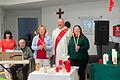 Hinter Taufkerze, Osterkerze, Adventskerzen, Christbaumkerzen, Hochzeitskerze, Kerzen der Geburtstagstorte, Altarkerze Grabkerzen  mit den entzündeten Kerzen für den Blasiussegen die Leitung der Tagespflege Franzika Grap und Mitarbeiterin Claudia Roßmark-Klein mit Diakon Lorenz Kleinschnitz Helmut Dülch und Mitarbeiterin Elisabeth Heidrich.