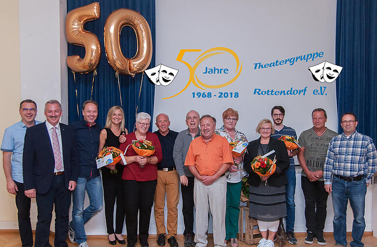 Die Jubilare der Theatergruppe Rottendorf im Bild: (von links) Stefan Ebert, Bürgermeister Roland Schmitt, Albert Ebert, Kathrin Schiefer, Ingrid Pohl, Karl Elflein, Werner Pohl, Erich Rössler, Doris Seybicke, Brigitte Flury, Christioph Eschenbach (für Doris Eschenbach), 2. Vorsitzender Alexander Vorndran und 1. Vorsitzender Mario Hauck. Die Jubilare der Theatergruppe Rottendorf im Bild: (von links) Stefan Ebert, Bürgermeister Roland Schmitt, Albert Ebert, Kathrin Schiefer, Ingrid Pohl, Karl Elflein, Werner Pohl, Erich Rössler, Doris Seybicke, Brigitte Flury, Christioph Eschenbach (für Doris Eschenbach), 2. Vorsitzender Alexander Vorndran und 1. Vorsitzender Mario Hauck.