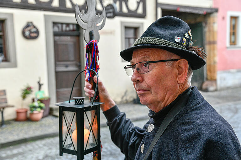 Wurde vor genau 30 Jahren - mehr oder weniger freiwillig - Mitglied der Europäischen Nachtwächter- und Türmerzunft: Hermann Schloßnagel. Wurde vor genau 30 Jahren - mehr oder weniger freiwillig - Mitglied der Europäischen Nachtwächter- und Türmerzunft: Hermann Schloßnagel.