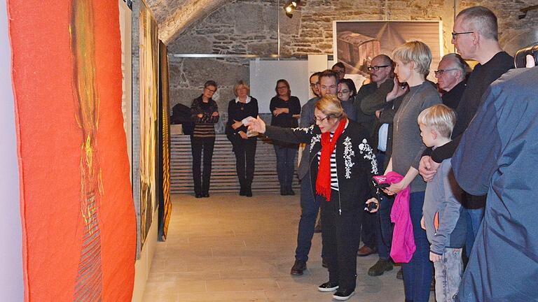 Die Künstlerin Sara Atzmon stellte im Gewölbekeller des Museums Schranne in Bad Königshofen ihre Bilder vor, die an die Zeit in den Konzentrationslagern Bergen-Belsen und Auschwitz erinnern. Die Künstlerin Sara Atzmon stellte im Gewölbekeller des Museums Schranne in Bad Königshofen ihre Bilder vor, die an die Zeit in den Konzentrationslagern Bergen-Belsen und Auschwitz erinnern.