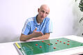 Fußballexperte Ralf Santelli erklärt Spielsysteme an der Taktiktafel.