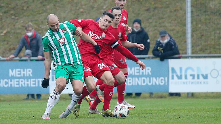 Schweinfurts Torjäger Adam Jabiri (links) wurde von der Aubstädter Defensive um Kapitän Ben Müller (rechts) im Unterfranken-Derby gut abgemeldet.