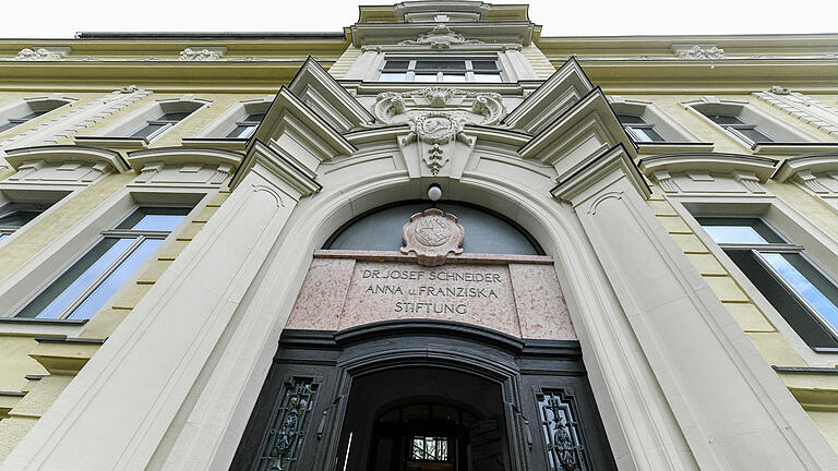 Die Alte Augenklinik ist saniert, Fraunhofer-Forschung beginnt: Was das Fraunhofer-Institut nun dort erforscht und wer dort arbeiten wird: Nach vier Jahren Sanierung ist das markante Gebäude aus der Gründerzeit am Röntgenring fertig, über 20 Millionen Euro investiert.