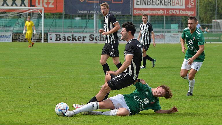 Holte der FC Sand im ersten Aufeinandertreffen der Saison im August gegen Abtswind II (hier im Bild der Sander Frederik Kirchner gegen Abtswinds Patrick Weber) noch einen Punkt, ging die Korbmacher-Elf am Mittwochabend beim TSV komplett leer aus. Holte der FC Sand im ersten Aufeinandertreffen der Saison im August gegen Abtswind II (hier im Bild der Sander Frederik Kirchner gegen Abtswinds Patrick Weber) noch einen Punkt, ging die Korbmacher-Elf am Mittwochabend beim TSV komplett leer aus.