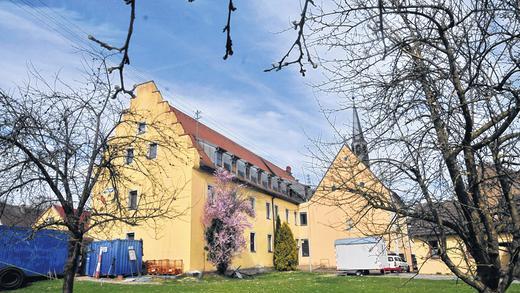 Hat vielleicht eine Zukunft: Die Stadt Röttingen hat im Mai 2007 das ehemalige Altenheim von der Julius-Echter-Stiftung gekauft. Seitdem steht das Renaissancegebäude leer. Jetzt will ein Unternehmensberater das Stift, die Kirche und die angrenzende Scheune der Stadtmühle kaufen. Hat vielleicht eine Zukunft: Die Stadt Röttingen hat im Mai 2007 das ehemalige Altenheim von der Julius-Echter-Stiftung gekauft. Seitdem steht das Renaissancegebäude leer. Jetzt will ein Unternehmensberater das Stift, die Kirche und die angrenzende Scheune der Stadtmühle kaufen.