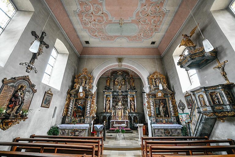 Die Pfarrkirche St.Barbara in Oberschwappach bei Knetzgau ist renovierungsbedürftig und fällt unter den Baustopp der Diözese Würzburg. Vorarbeiten hatten schon begonnen. Die Pfarrkirche St.Barbara in Oberschwappach bei Knetzgau ist renovierungsbedürftig und fällt unter den Baustopp der Diözese Würzburg. Vorarbeiten hatten schon begonnen.