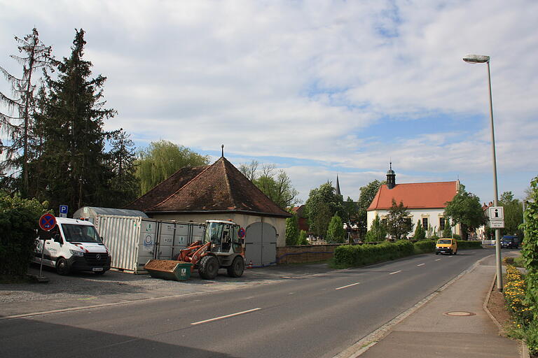 Der Bereich vor dem Nebeneingang zum Friedhof in der Rügshöfer Straße (links im Bild, wo jetzt die Container und Baufahrzeuge stehen) könnte als Ausweichstandort für eine barrierefrei zugängliche Bushaltestelle infrage kommen. Der Bereich vor dem Nebeneingang zum Friedhof in der Rügshöfer Straße (links im Bild, wo jetzt die Container und Baufahrzeuge stehen) könnte als Ausweichstandort für eine barrierefrei zugängliche Bushaltestelle infrage kommen.