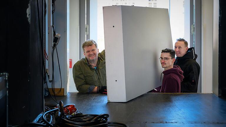 Kurze Verschnaufpause fürs Foto (von links): Jochen Kuhn, Technischer Direktor, Lukas Gellenthien, Meister für Veranstaltungstechnik, und Roger Vanoni, Abteilungsleiter Licht und Ton. Kurze Verschnaufpause fürs Foto (von links): Jochen Kuhn, Technischer Direktor, Lukas Gellenthien, Meister für Veranstaltungstechnik, und Roger Vanoni, Abteilungsleiter Licht und Ton. 