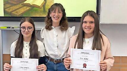 Von links: Alysha Weigand (9b), Französisch-Lehrerin Selina Dörfner und Eva Knüttel (9b) - Von links: Alysha Weigand (9b), Französisch-Lehrerin Selina Dörfner und Eva Knüttel (9b) Von links: Alysha Weigand (9b), Französisch-Lehrerin Selina Dörfner und Eva Knüttel (9b) - Von links: Alysha Weigand (9b), Französisch-Lehrerin Selina Dörfner und Eva Knüttel (9b)