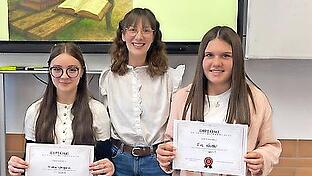 Von links: Alysha Weigand (9b), Französisch-Lehrerin Selina Dörfner und Eva Knüttel (9b)       -  Von links: Alysha Weigand (9b), Französisch-Lehrerin Selina Dörfner und Eva Knüttel (9b)