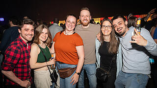 Viele Feierlustige besuchen am Samstag 19.04.25 die 90er vs 2000er Party in der Posthalle in Würzburg.