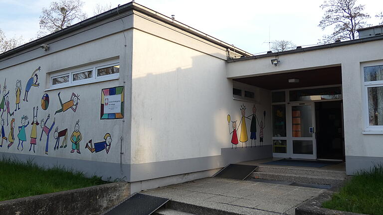 Auf der mit über 100 Besuchern sehr gut besuchten Bürgerversammlung machten die Wonfurter Bürger ihren Unmut laut, dass seit etlichen Jahre nur diskutiert werde, aber nichts voran gehe, so wie zum Beispiel auch bei der Frage, oder der Kindergarten (Foto) saniert, erweitert und neu gebaut werde. Auf der mit über 100 Besuchern sehr gut besuchten Bürgerversammlung machten die Wonfurter Bürger ihren Unmut laut, dass seit etlichen Jahre nur diskutiert werde, aber nichts voran gehe, so wie zum Beispiel auch bei der Frage, oder der Kindergarten (Foto) saniert, erweitert und neu gebaut werde.