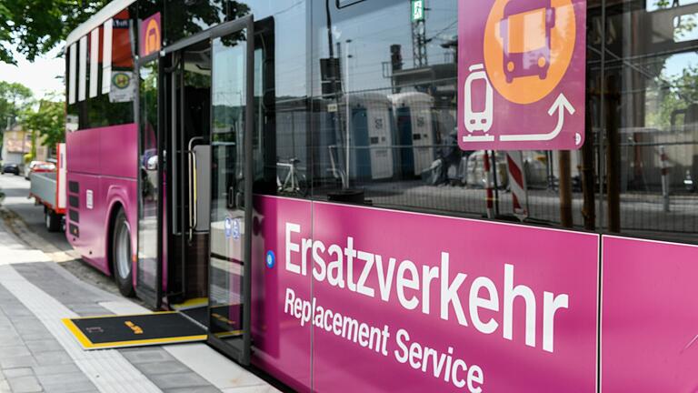 Alle neuen Busse, die die ausgefallenen Züge ersetzen, haben die Signalfarbe 'verkehrspurpur', ebenso das eigens erstellte Piktogramm (hier im Fenster).&nbsp;