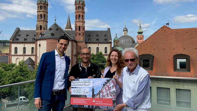 Bei der Spendenübergabe (von links): Andreas Mahler (Sparkasse Mainfranken Würzburg), Bruce Gardner und Antje Arlt (Band Mosaik), Erich Beck (Wohltäter und Brückenbauer)