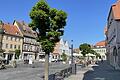 Der Marktplatz von Bad Neustadt im Sommer 2023. Abgesehen von einzelnen Bäumen gibt es wenig Grün und wenig konsumfreie Verweilmöglichkeiten, findet ein externes Gutachterbüro. Eine vorgeschlagene Maßnahme ist das Schaffen eines 'Paradiesgartens' auf dem Marktplatz.