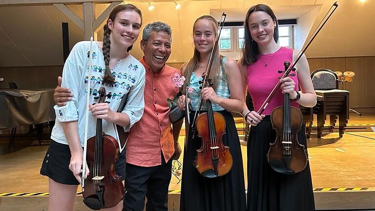 Er lässt sie ungern ziehen: Zum Abschied seiner drei Geigenschülerinnen (von links) Louise Orlamünder, Evelyn Feser und Tabea Schneider hat Musikschullehrer José Antonio Zambrano den 'Flug der Reiher – El vuelo de las garzas' komponiert. Er lässt sie ungern ziehen: Zum Abschied seiner drei Geigenschülerinnen (von links) Louise Orlamünder, Evelyn Feser und Tabea Schneider hat Musikschullehrer José Antonio Zambrano den 'Flug der Reiher – El vuelo de las garzas' komponiert. 