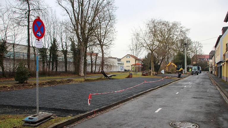 Die provisorischen Parkplätze an der Jahnanlage sollen bis Ende der Woche fertig sein. Danach geht die Sanierung der Neuen Bahnhofstraße mit Nebenstraßen los. Die provisorischen Parkplätze an der Jahnanlage sollen bis Ende der Woche fertig sein. Danach geht die Sanierung der Neuen Bahnhofstraße mit Nebenstraßen los.