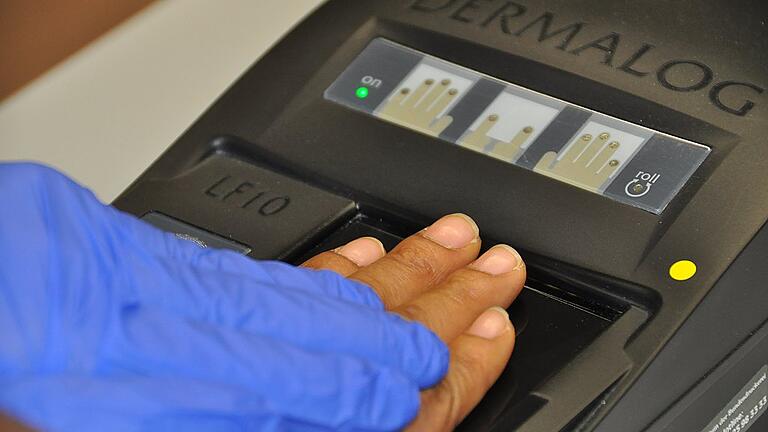 Ankommende Flüchtlinge müssen sich per Fingerprint im Ankerzentrum registrieren lassen. Ankommende Flüchtlinge müssen sich per Fingerprint im Ankerzentrum registrieren lassen.