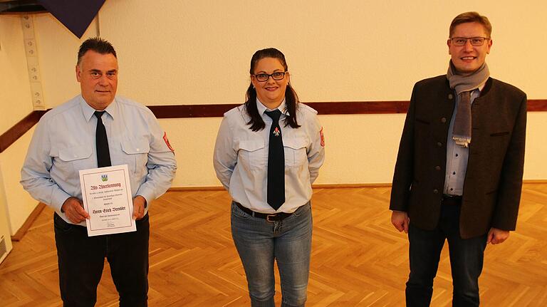 Auszeichnung und großer Dank für die scheidende Führung der Reupelsdorfer Feuerwehr (von links): der langjähriger Kommandant Erich Brendler, die langjährige stellvertretende Kommandantin Annette Weiss und Bürgermeister Klaus Köhler.
