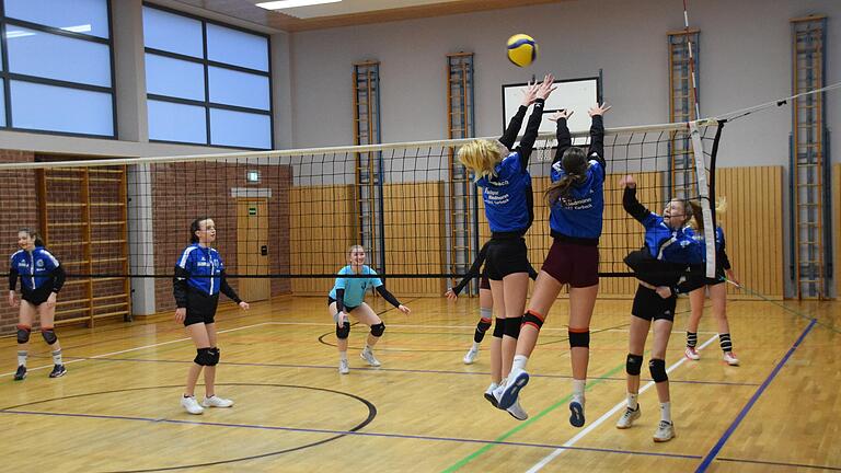 Karbacher Spielerinnen der U 16 und U 18 beim Training in der Schulturnhalle.