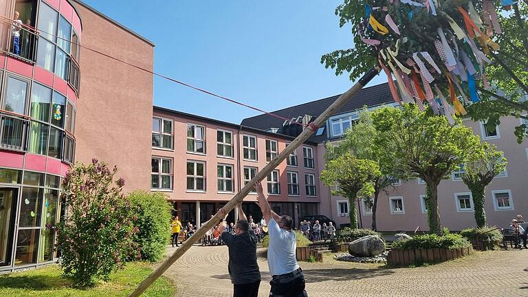 Jedes Jahr spannend zu beobachten: Das traditionelle Maibaumaufstellen im Brunnenhof des Seniorenzentrums.