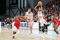 Mike Lewis II von den Würzburg Baskets wirft den Ball gleich Richtung Korb, weil er merkt, dass er von Bambergs KeyShawn Feazell gefoult wurde.