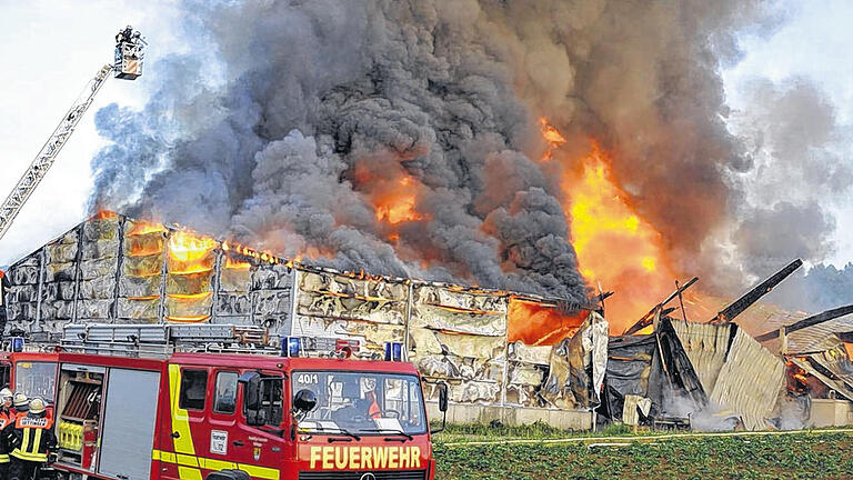 In hellen Flammen: Die Rauchwolken über dem Biohof in Remlingen waren kilometerweit zu sehen.