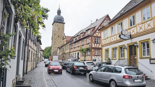 Noch gehört die Zeiler Hauptstraße zur B 26. Bald wird die Bundesstraße zur Staatsstraße, später soll diese über die Zuckerstraße führen, anstatt mitten durch die Stadt. Noch gehört die Zeiler Hauptstraße zur B 26. Bald wird die Bundesstraße zur Staatsstraße, später soll diese über die Zuckerstraße führen, anstatt mitten durch die Stadt.