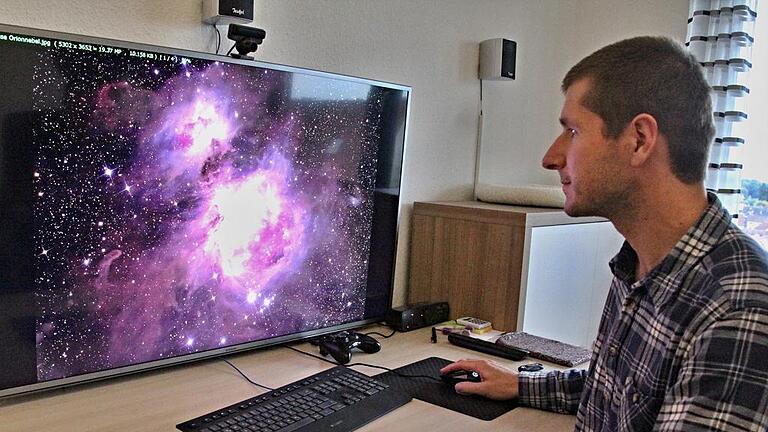 Erst der Blick durchs Teleskop, dann der Blick auf den Bildschirm: Ein riesiger Monitor hilft Daniel Weihrauch, Feinheiten seiner begehrten Fotoobjekte, wie hier den „Großen Orionnebel“, gut zu erkennen und fototechnisch zu bearbeiten. Erst der Blick durchs Teleskop, dann der Blick auf den Bildschirm: Ein riesiger Monitor hilft Daniel Weihrauch, Feinheiten seiner begehrten Fotoobjekte, wie hier den „Großen Orionnebel“, gut zu erkennen und fototechnisch zu bearbeiten.