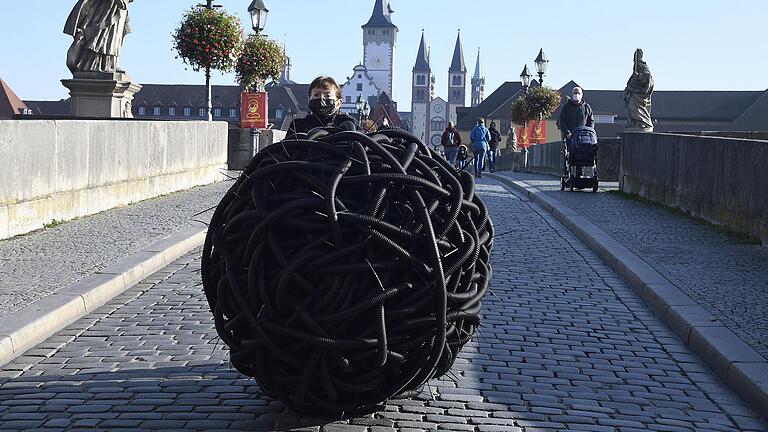 Anfang November rollte die Künstlerin Angelika Summa eine aus Plastikrohren geformte Kugel durch die Würzburger Innenstadt, um auf die missliche Lage der Kunst im öffentlichen Raum aufmerksam zu machen.